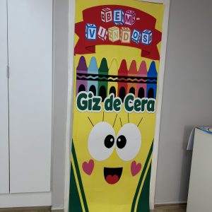 🎨🚪 Porta Bem-Vindos: Giz de Cera!